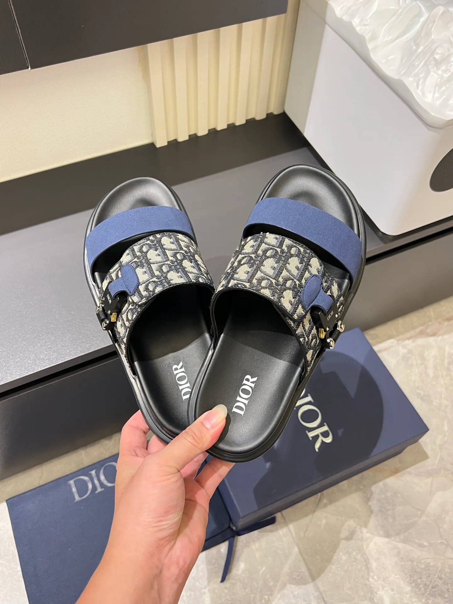Men's Men's Shoes 💰p320 Dio* Men's Sandals Slippers. Showcasing Dior haute couture design. The Dior gray suede strap is accented with an aluminum Dior buckle for added style. Paired with a comfortable tonal notch sole, they pair easily with shorts or jeans for a sophisticated look. Main body: suede cow leather, technical fabric lining: cow leather, with adjustable straps, aluminum Dior buckle, Dior gray EVA insole, tonal notched rubber outsole splicing structure, size: 38-44 (customized at 45.46)